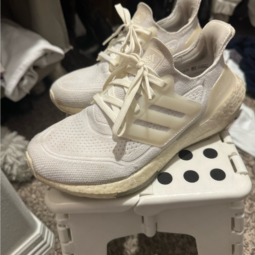 Tennis shoes